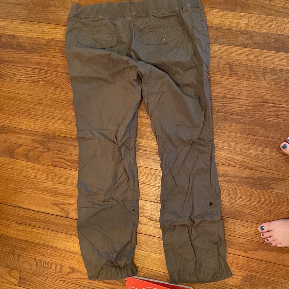 Old navy maternity pants - Picture 2 of 3